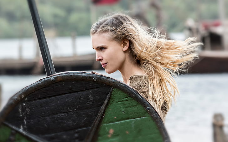 Gaia Weiss, Vikings, woman's green and black shield