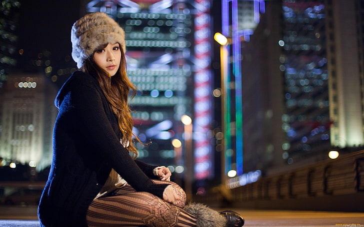 woman wearing gray hat and sitting on floor near city buildings, HD wallpaper