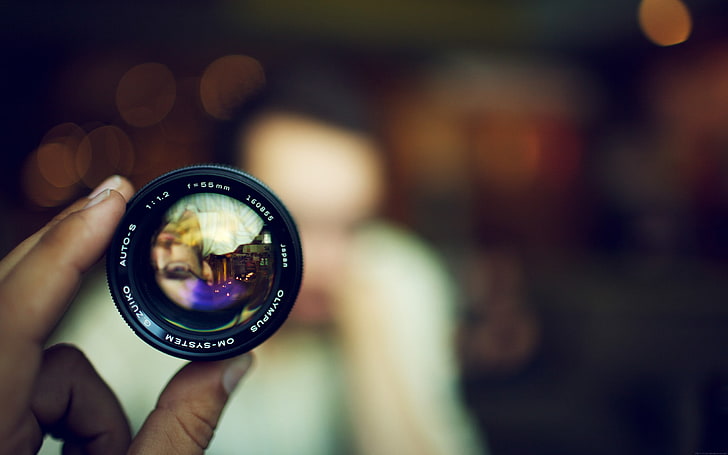 black camera lens, person holding camera lens, bokeh, face, blurred, HD wallpaper
