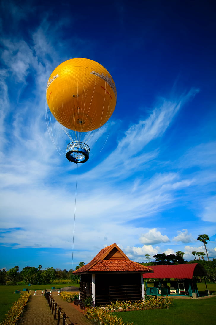 yellow hot air balloon over brown and black house, 气球, landscape, HD wallpaper