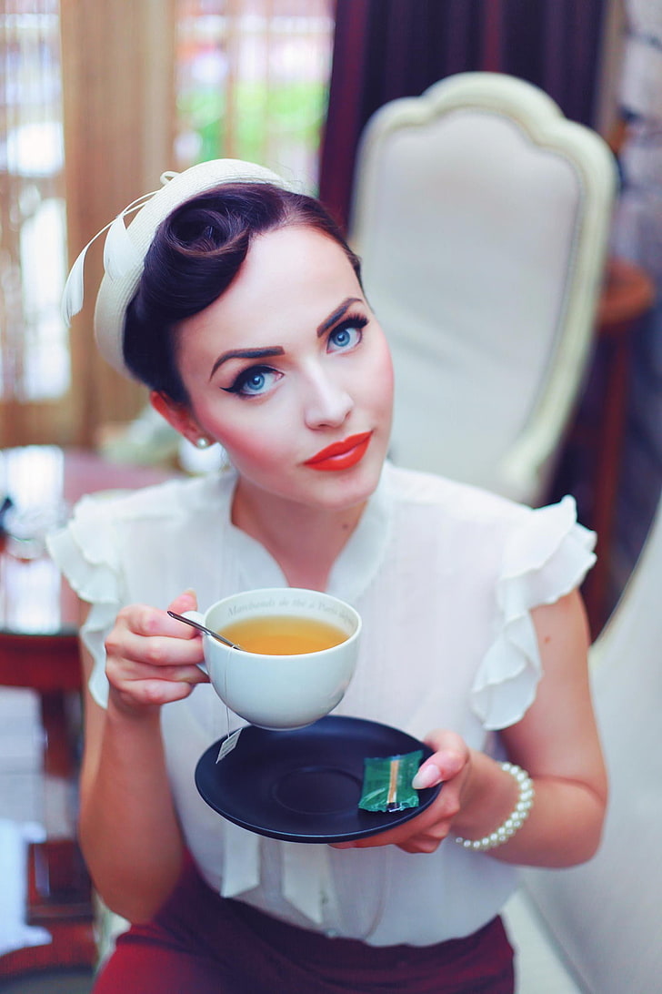 Idda van Munster, tea, blue eyes, food and drink, women, portrait