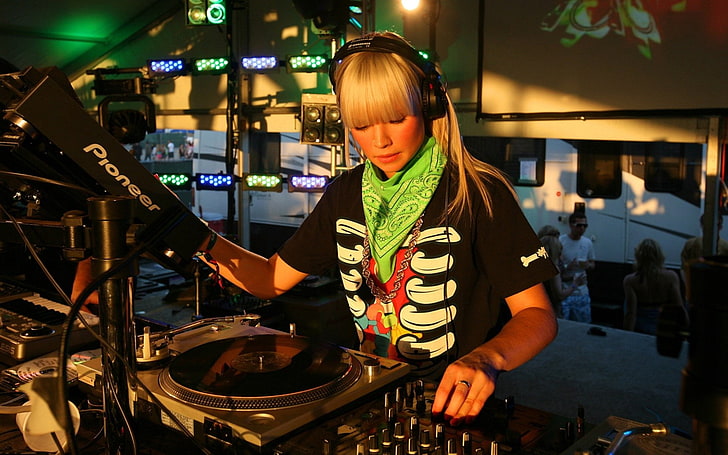 women's green kerchief, dj b traits, girl, club, disco, headphones, HD wallpaper