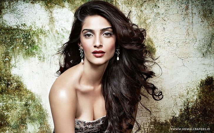 Bollywood Actress Sonam Kapoor, women's black and grey strapless top, HD wallpaper