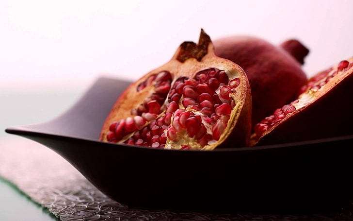 pomegranate fruit, plate, black, grains, food, red, seed, freshness, HD wallpaper