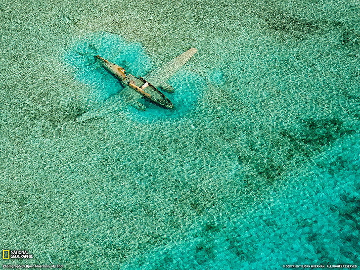 Submerged Plane Bahamas-National Geographic Best W.., brown airplane, HD wallpaper