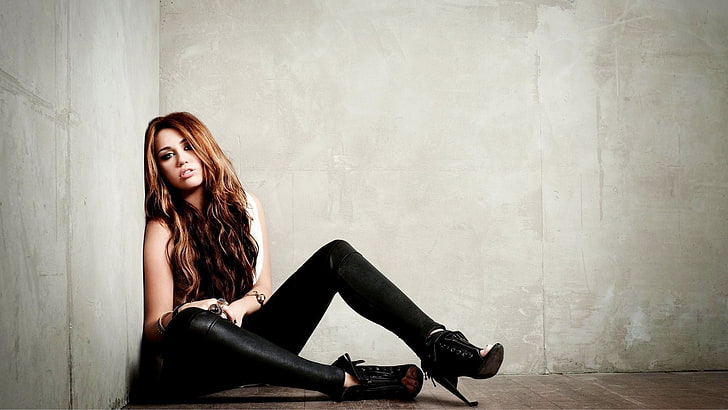 Miley Cyrus, women, on the floor, wall, sitting, long hair