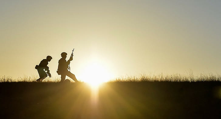 Soldier, Sunrise, Rifles, Silhouette, silhouette of soldier over the horizon, HD wallpaper