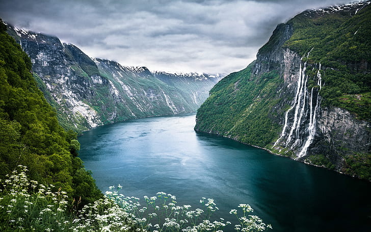 Beautiful scenery of Norway Geiranger Fjord, green grass covered mountain in between lake, HD wallpaper
