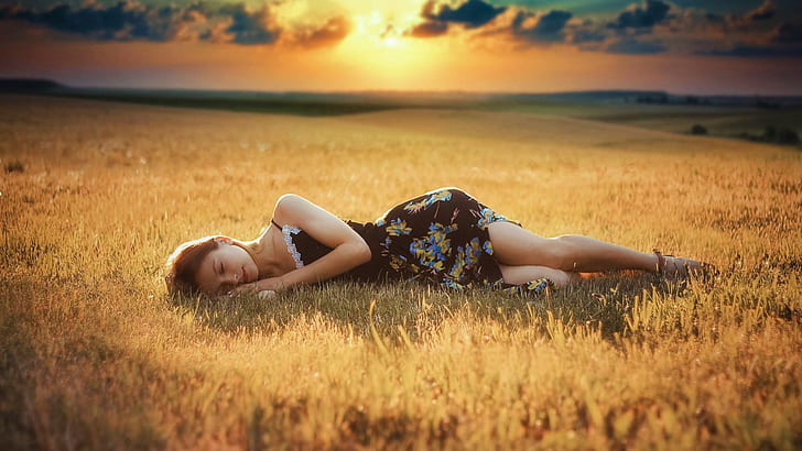 Girl, little Huaqun, grass, dream, sleep, mood
