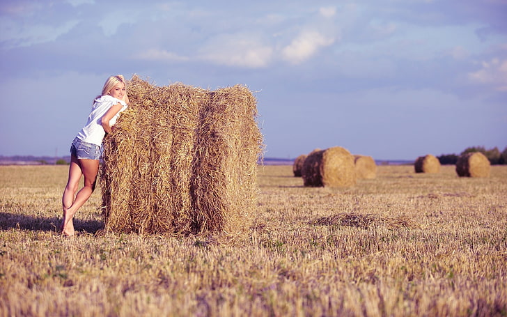 bay of hay, field, look, Girl, blonde, legs.pose, bale, land, HD wallpaper