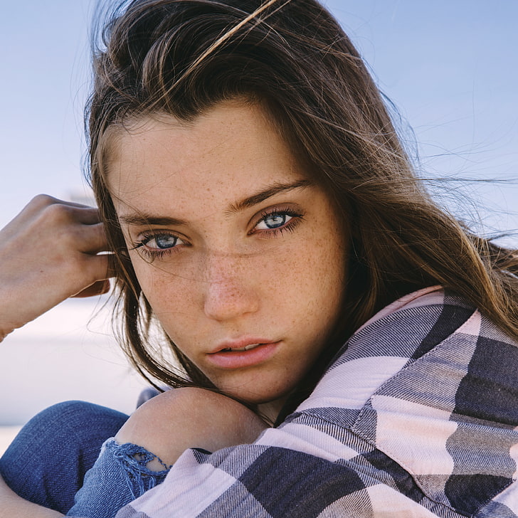 Chloe Bechtol, clear sky, blue eyes, holding knees, portrait, HD wallpaper