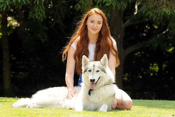Sophie Turner and adult Alaskan malamute, Game of Thrones, actress