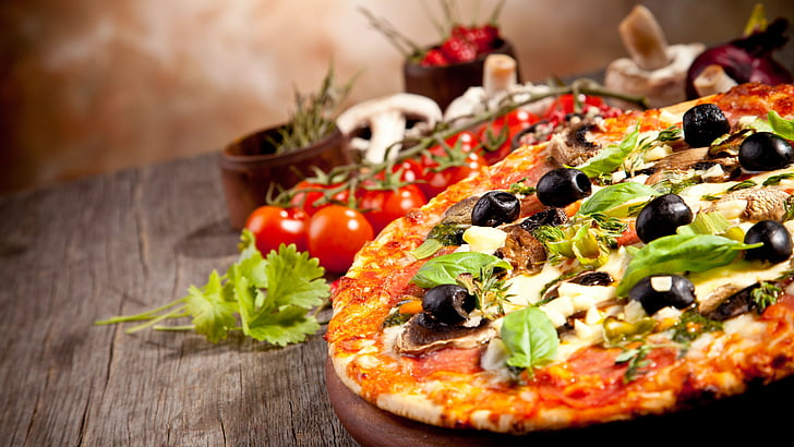 shallow focus photography of pizza topped with basil, olives, and tomatoes, HD wallpaper