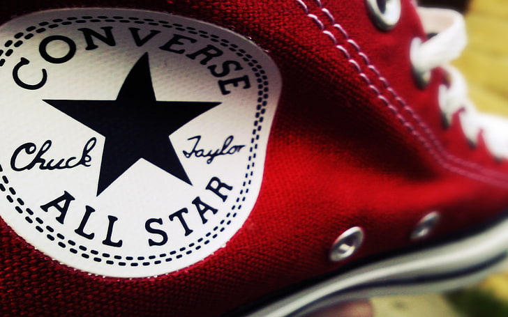 close-up photography of red and white Converse All-Star Chuck Taylor shoe, HD wallpaper
