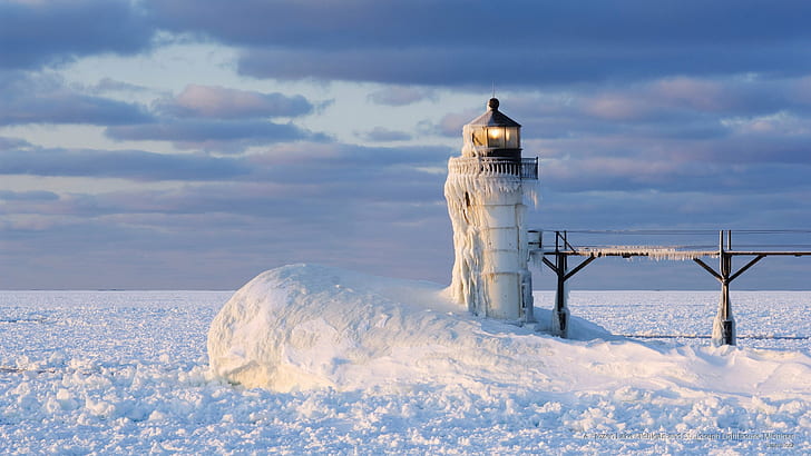 A Frozen Lake Michigan and St. Joseph Lighthouse, Michigan, Winter, HD wallpaper