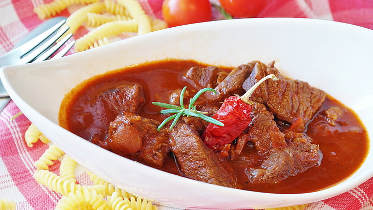 cooked meat with sauce, goulash, beef, pasta, food, meal, dinner, HD wallpaper