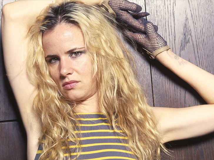 Juliette Lewis' Blue Hair Transformation: From Blonde to Bold - wide 1