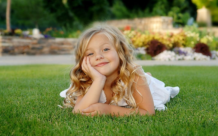 Little girl on grass, HD wallpaper
