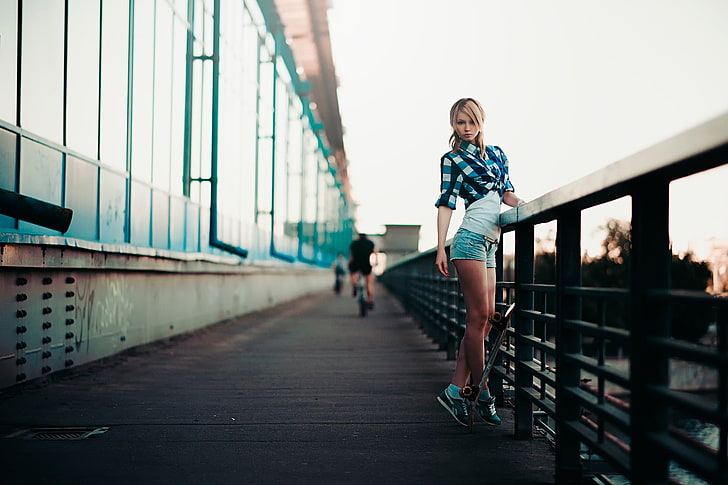 women's blue short shorts, blonde, skateboard, jean shorts, Elya, HD wallpaper