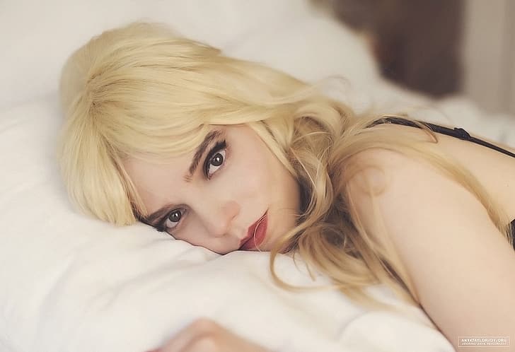 Anya Taylor-Joy, women, actress, blonde, in bed, makeup, lipstick