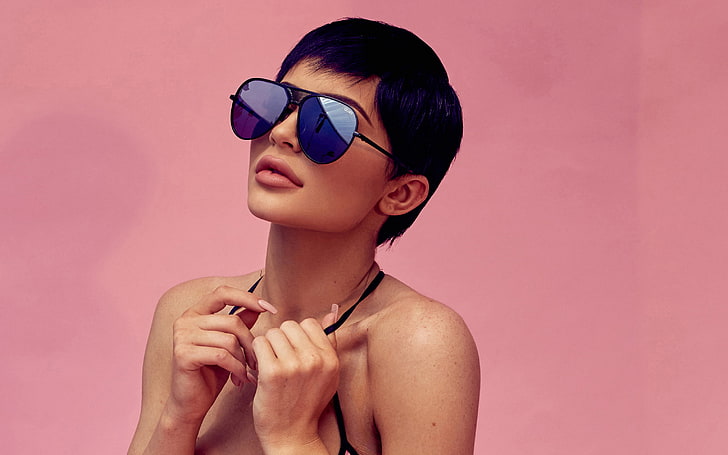 Kylie Jenner 17, glasses, fashion, studio shot, colored background, HD wallpaper