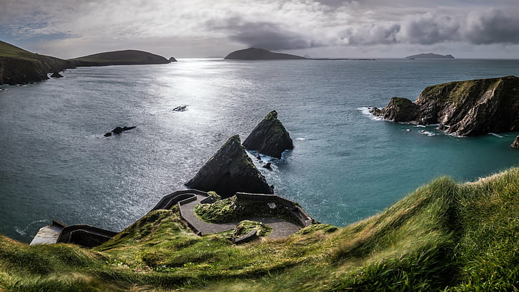 green grass and blue sea around rock formation, dunquin, kerry, ireland, dunquin, kerry, ireland, HD wallpaper