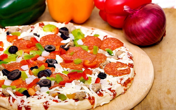 pepperoni pizza, cheese, onions, olives, food, tomato, vegetable