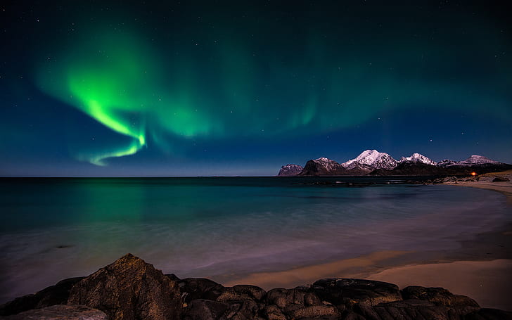 Aurora Borealis Northern Lights Green Stars Night Beach Ocean Mountains HD, HD wallpaper
