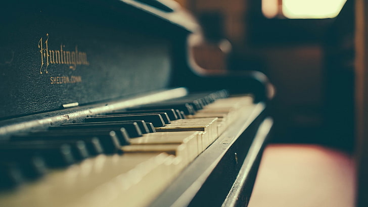 shallow focus of black upright piano, focus photography of piano