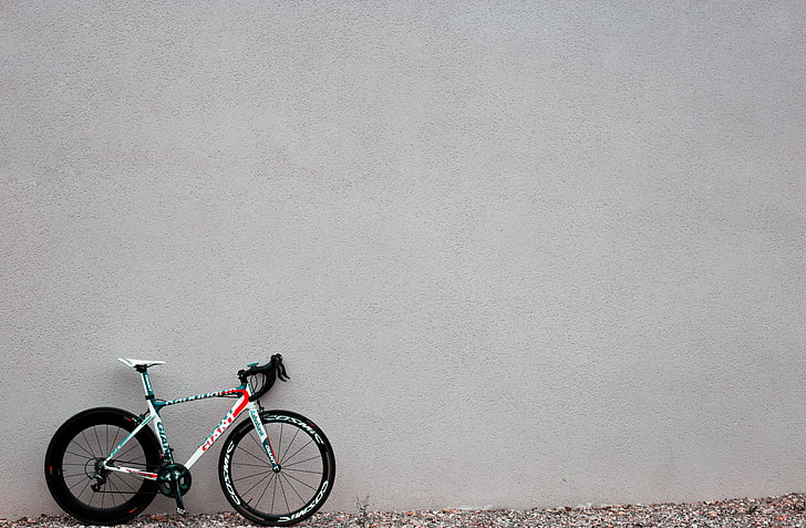 white road bike, bicycle, wall, sports, cycling, outdoors, no People