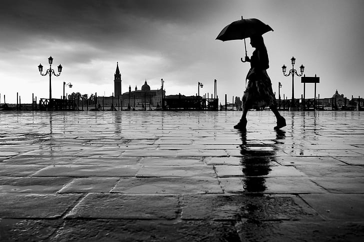 silhouette of a girl walking in park holding umbrella, venice, venice, HD wallpaper