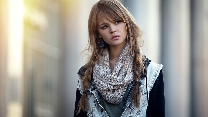 women's gray knit infinity scarf, woman looking at her left selective focus photography, HD wallpaper