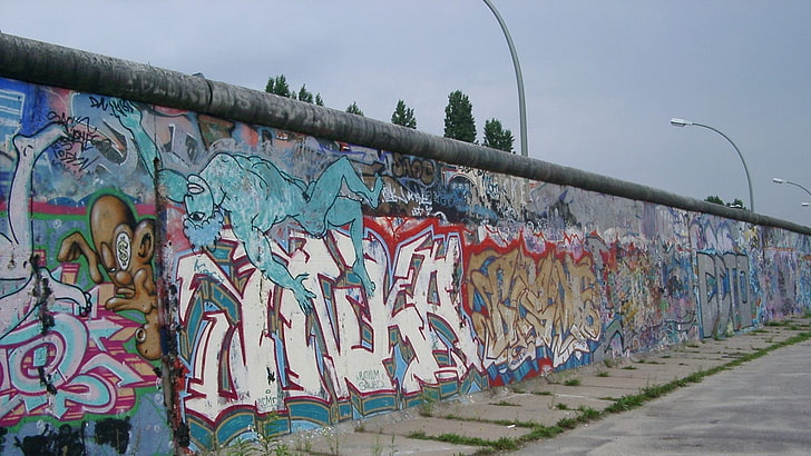 berlin wall, graffiti, outdoors, urban, ugly, multi colored