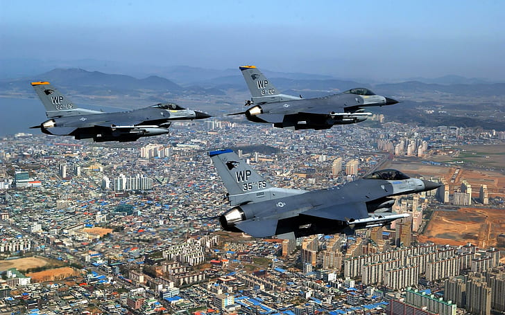 F 16 Fighting Falcons Over City, planes, HD wallpaper