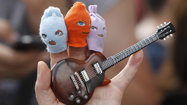 brown electric guitar miniature, hand, toys, music, musician, HD wallpaper