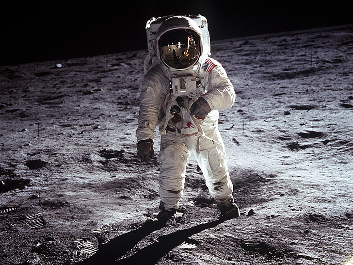 white astronaut suit, the moon, Apollo 11, men, danger, outdoors, HD wallpaper
