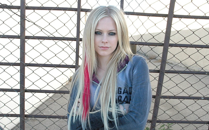 Avril Lavigne, singer, blonde, fence, long hair, bracelets, HD wallpaper