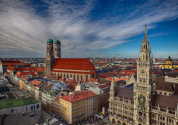 Bayern, Germany, New Town Hall, Marienplatz square, the Frauenkirche cathedral