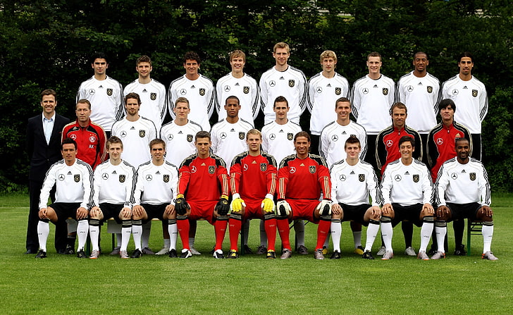 Bayern Munchen Soccer Team, men's red soccer jersey shirt and shorts, HD wallpaper