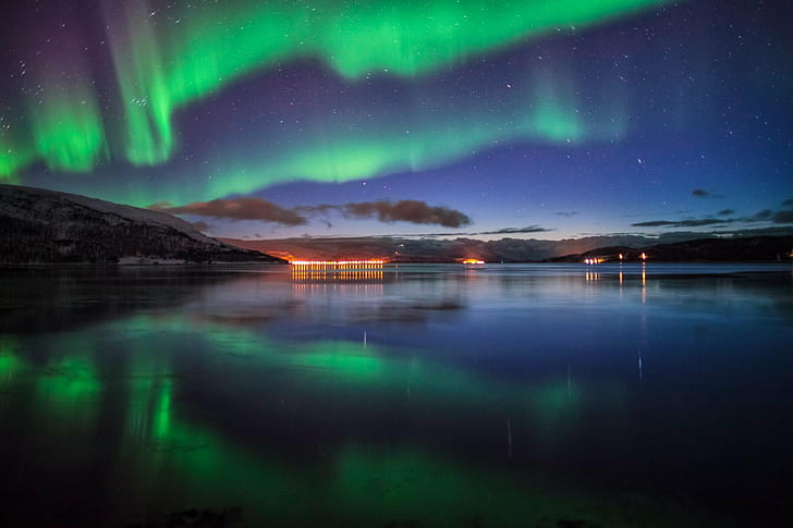 green aurora on sky reflected on body of water in distant of structures with lights, HD wallpaper