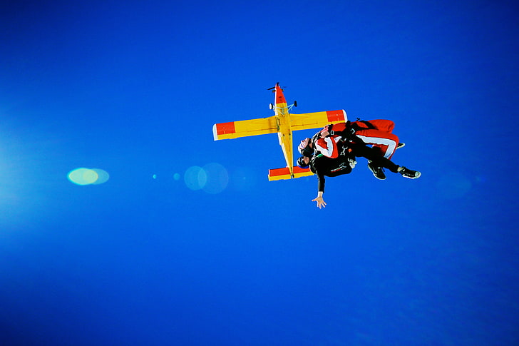 the plane, parachute, container, helmet, sunlight, skydivers
