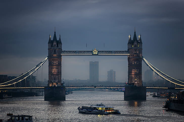 Twin Tower Bridge London at night, tower bridge, Fog, street photography, HD wallpaper