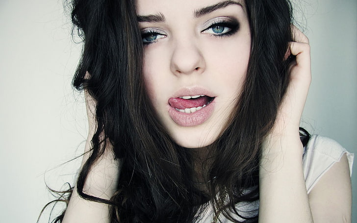 women, brunette, pink lipstick, closeup, blue eyes, tongue out