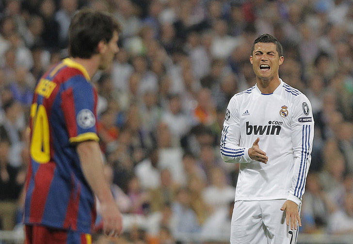 Bạn yêu bóng đá? Hãy ngắm nhìn những bức hình nền đẹp mắt về hai siêu sao Ronaldo và Messi và cảm nhận sự ưa thích của họ đối với môn thể thao vua này như thế nào.