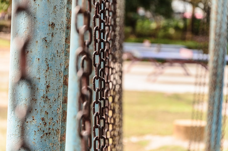 closeup, blurred, chains, metal, selective focus, day, no people