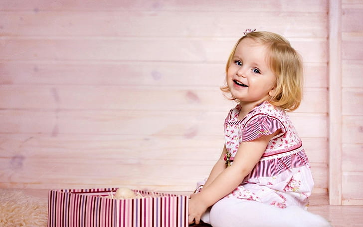 Cute Little Girl, Kid, Smiling, Decoration On Head, HD wallpaper