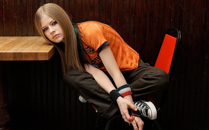 Avril Lavigne, women, blonde, blue eyes, T-shirt, young women, HD wallpaper