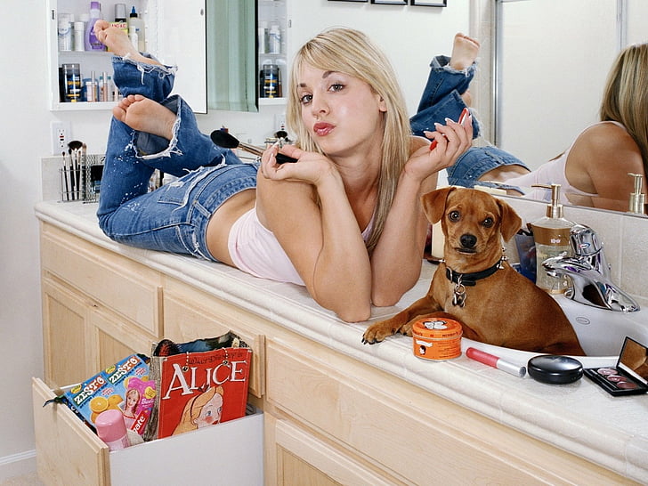 HD wallpaper: Actresses, Kaley Cuoco, domestic, pets, domestic animals,  mammal | Wallpaper Flare