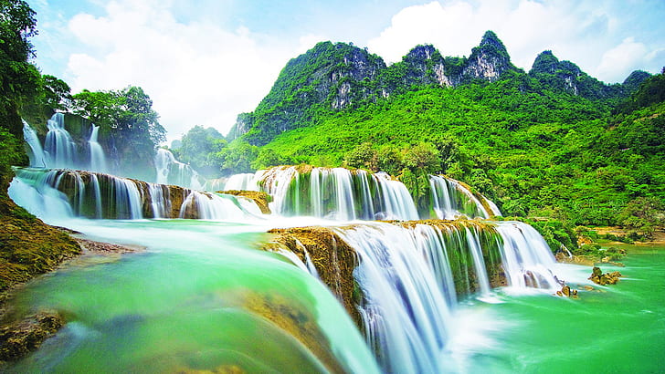 Ban Gioc Detian Falls Is The Common Name For Two Waterfalls Along The River Sơn Border Between China And Vietnam; Specifically Located Between The Karst Mountains Of Daxin County