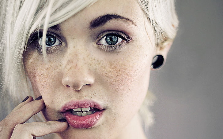 women's pink lips, Devon Jade, freckles, portrait, face, blonde